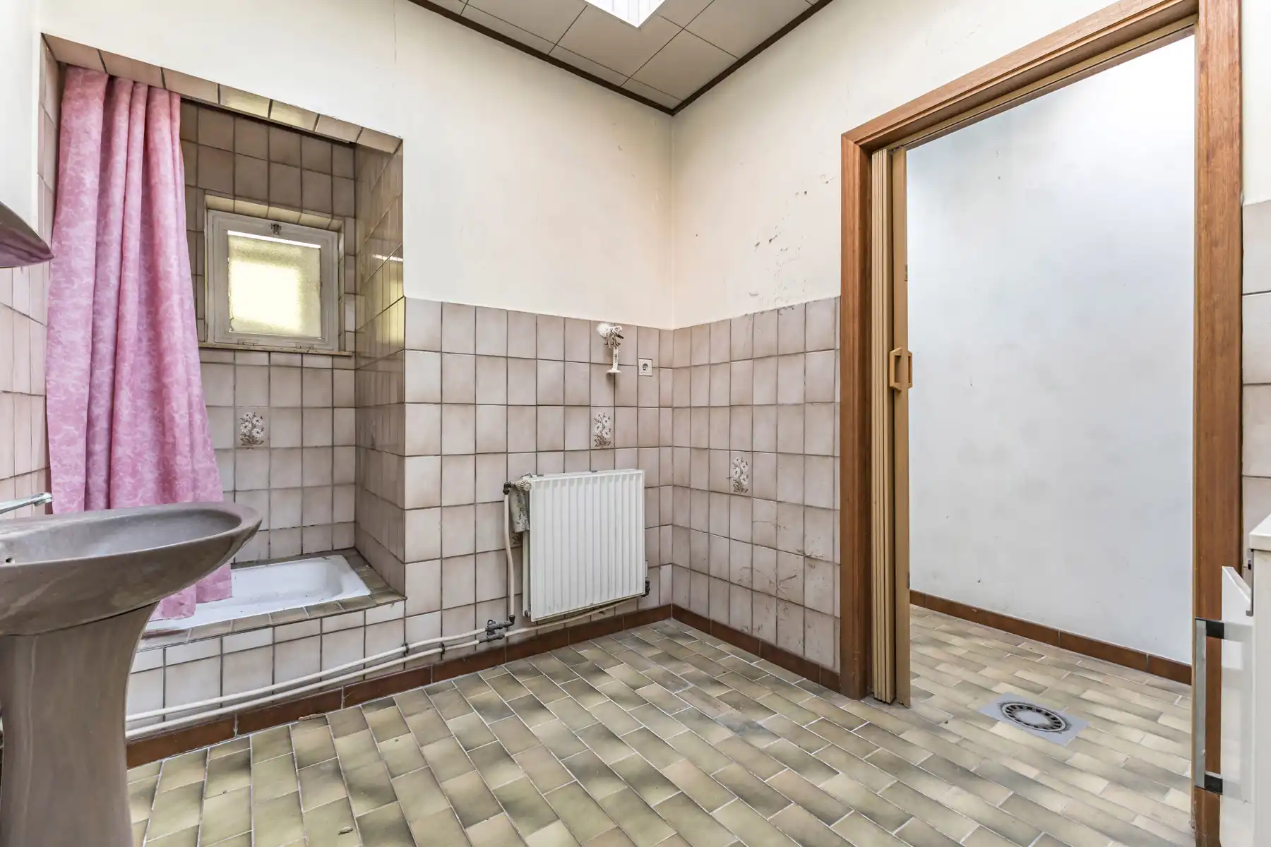 Te renoveren woning met 2 slaapkamers, zolder en tuin foto 8