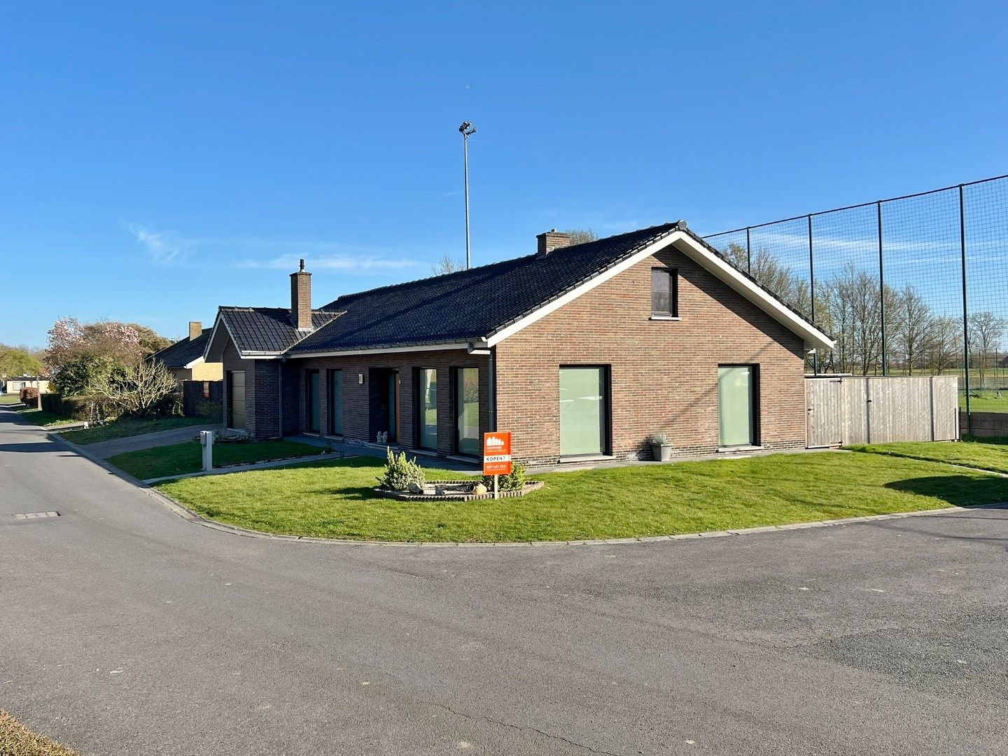 Gerenoveerde gelijkvloerse villa in rustige wijk met zonnige tuin en twee garages.  foto 3