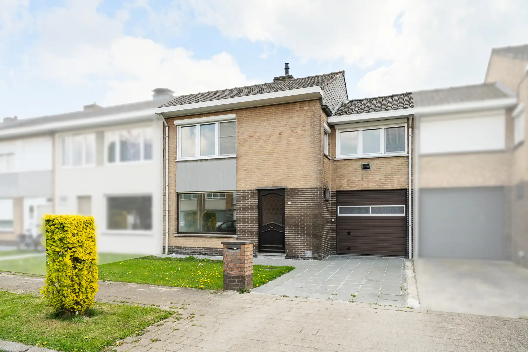 Hoofdfoto van de publicatie: Lichtrijke woning met 4 slaapkamers, garage en verzorgde tuin.
