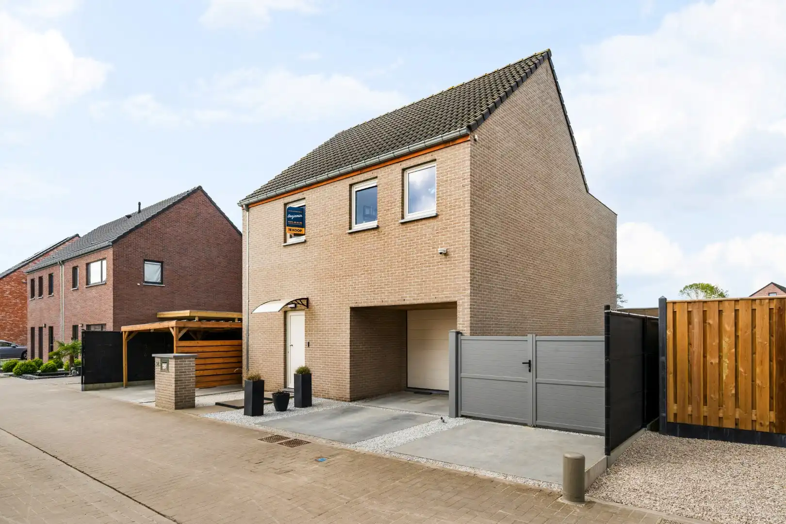 Instapklare, open woning met 4 slaapkamers en dressing, 2 garages en zonnige tuin in Menen foto {{pictureIndex}}