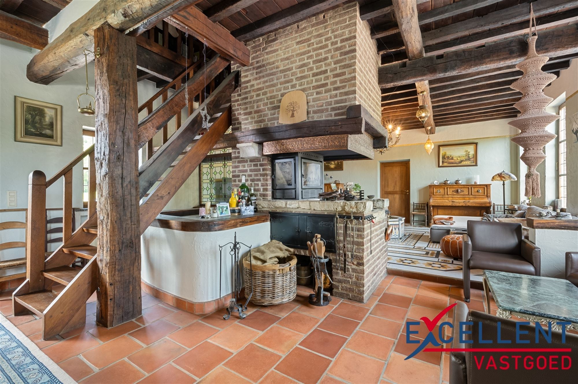 Karaktervolle villa met weides en stallen te koop foto 11