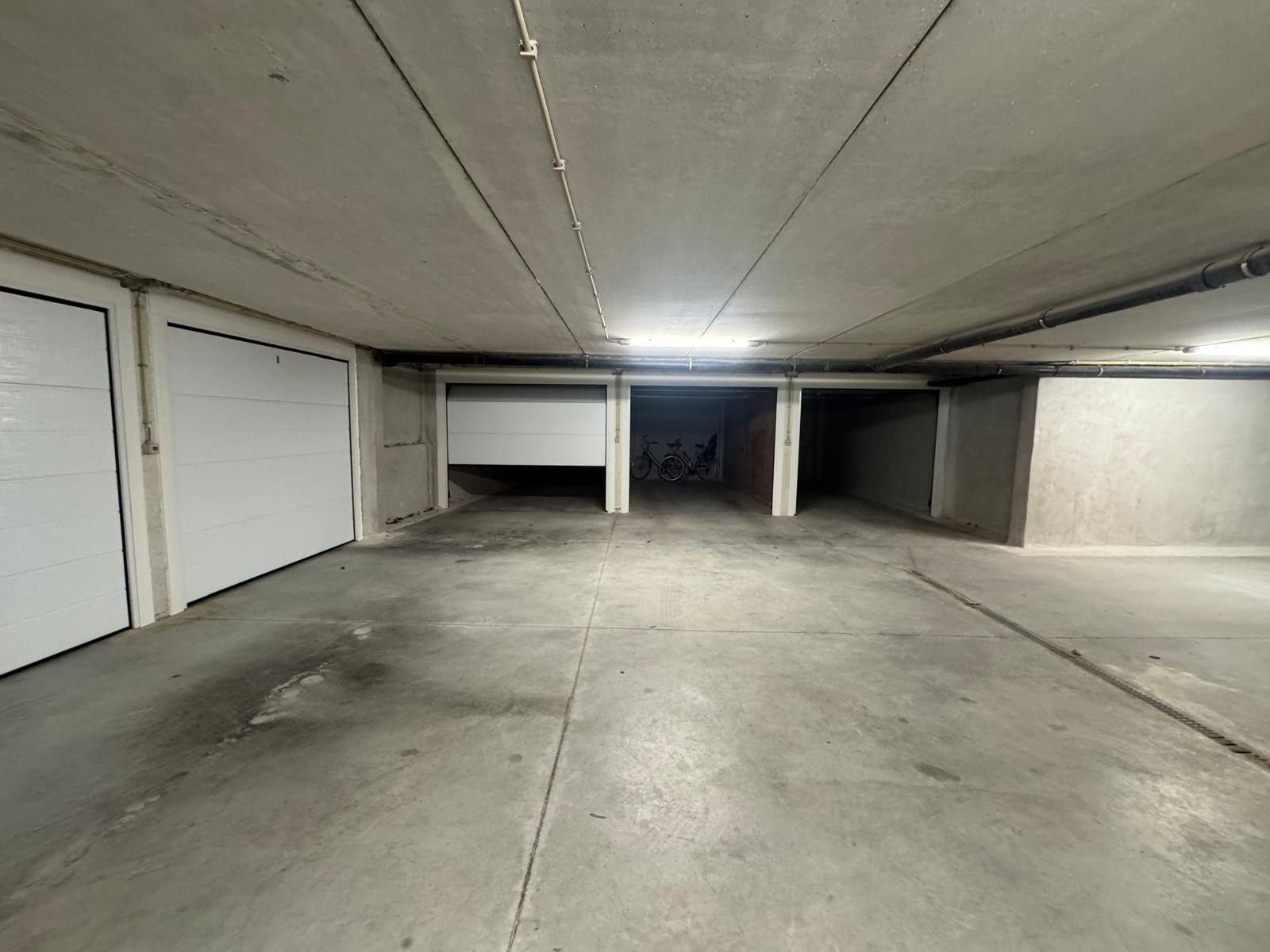 Gesloten garagebox te huur op de Paul Parmentierlaan! foto 3