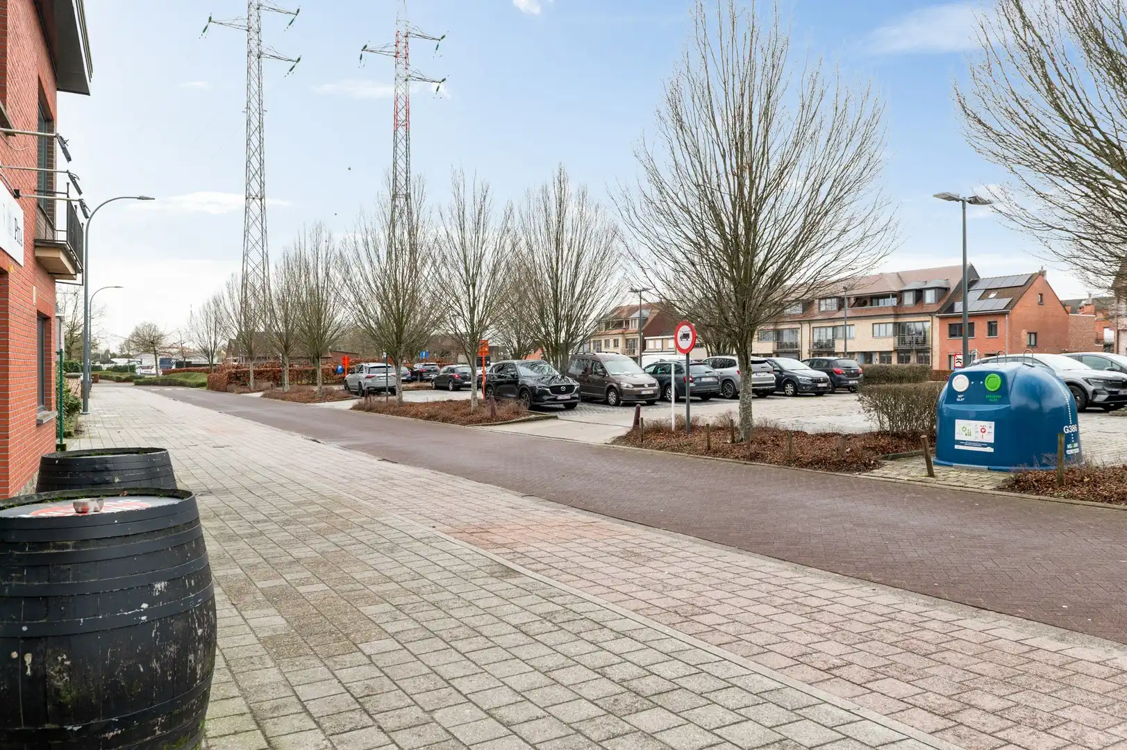 Veelzijdig handelspand met appartement en openbare parking foto 16