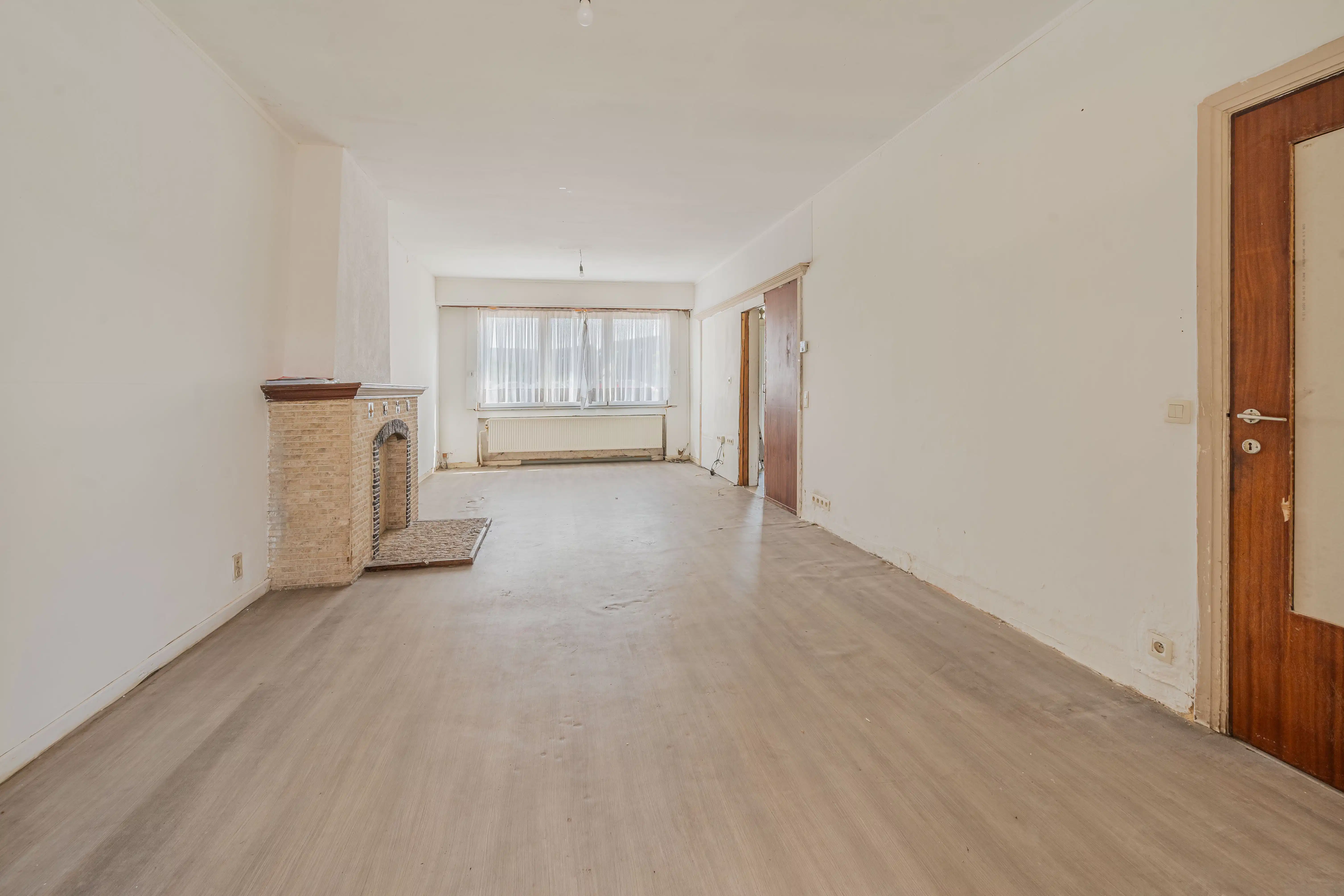 Ruime te renoveren gezinswoning met garage. foto 4