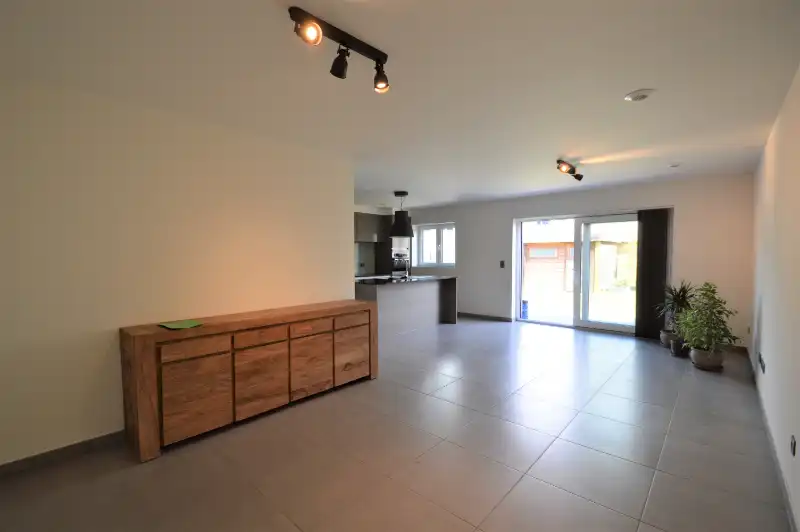 Prachtig afgewerkte woning met aangelegde tuin & garage foto 5