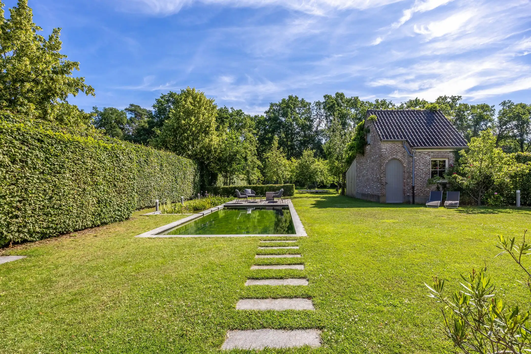 Rustig gelegen villa met prachtige tuin en zwemvijver foto 34