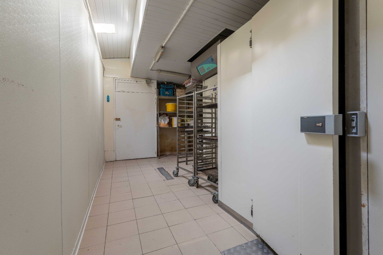 Opbrengsteigendom van handelszaak en 3 panden op commerciële ligging in Zandvoorde. foto 11