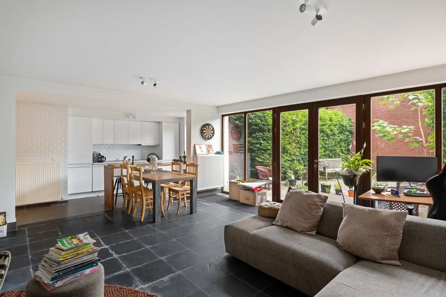 Gelijkvloers 2-slaapkamerappartement met tuin en garagebox foto {{pictureIndex}}