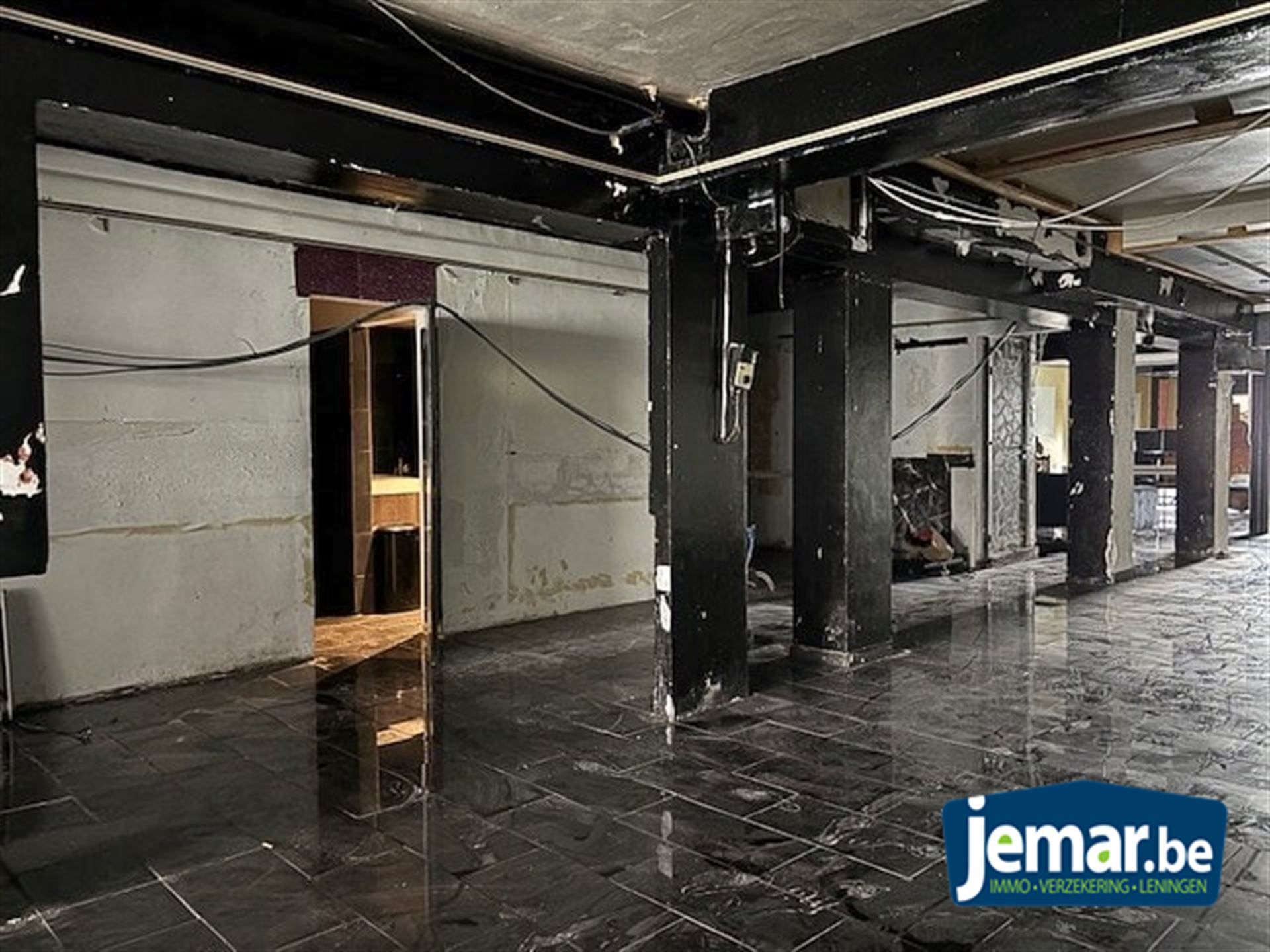 Handelspand met bovenliggend appartement met 1 slaapkamer gelegen op commerciële locatie in Maasmechelen! foto 3