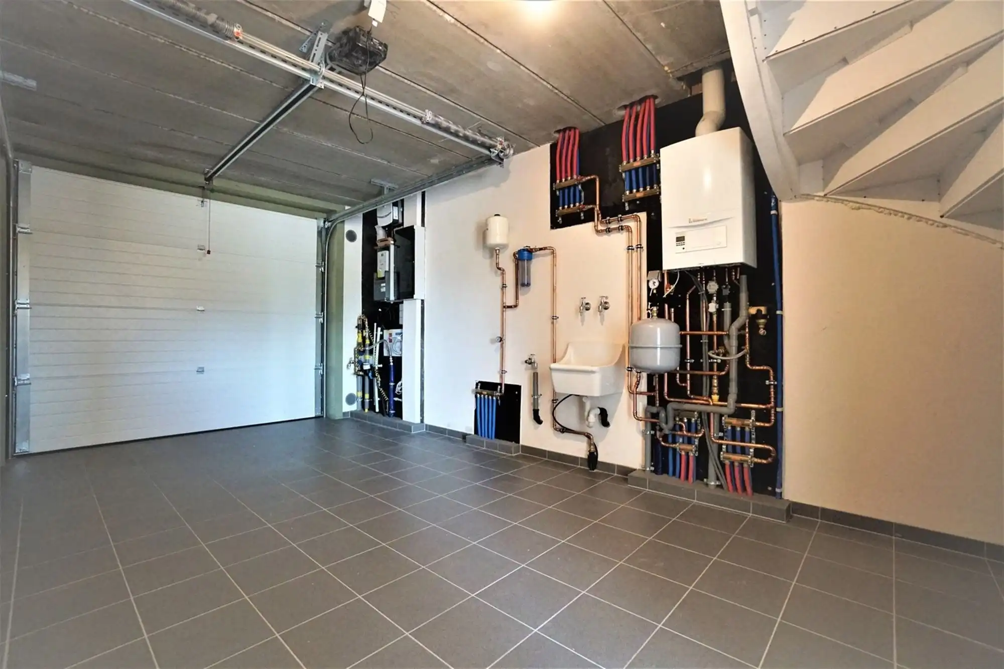 Mooi afgewerkte halfopen woning met 4 slaapkamers en inpandige garage foto 9