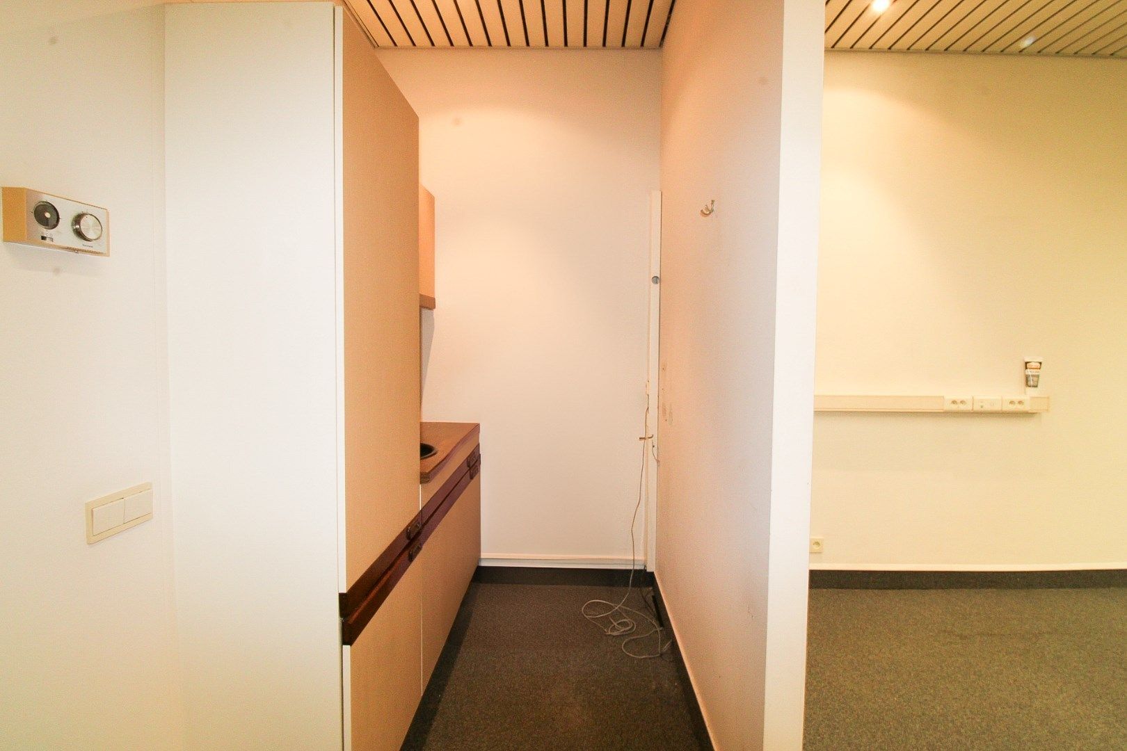 Nieuwe kansen wachten: Veelzijdige kantoor- of handelsruimte te huur in het hart van Sint-Niklaas  foto 6