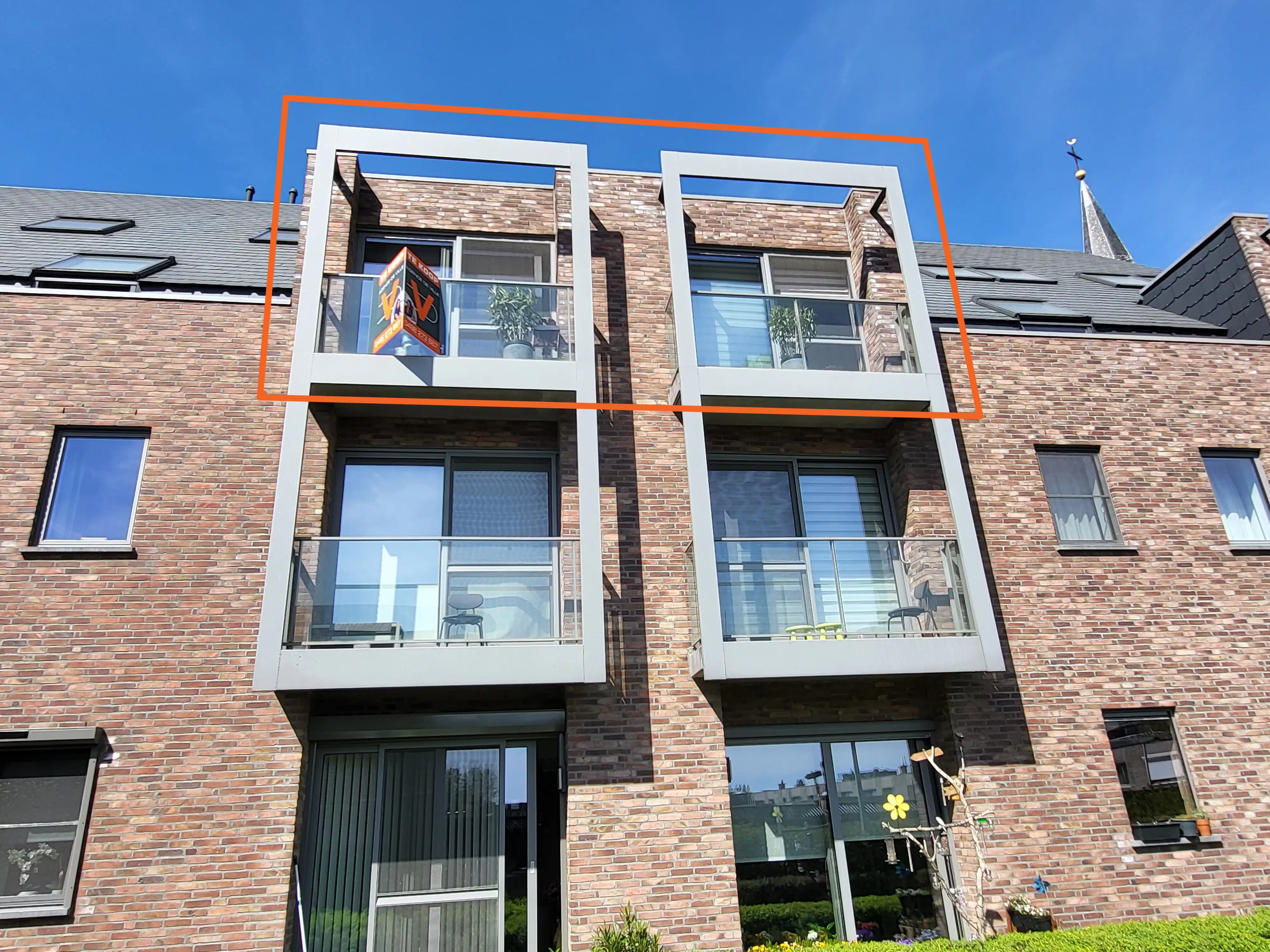 Instapklaar en energiezuinig appartement (66 m²) met zuidgerichte terrassen, ideaal gelegen in een rustige dorpsomgeving op wandelafstand van winkels, openbaar vervoer en scholen.  foto 2