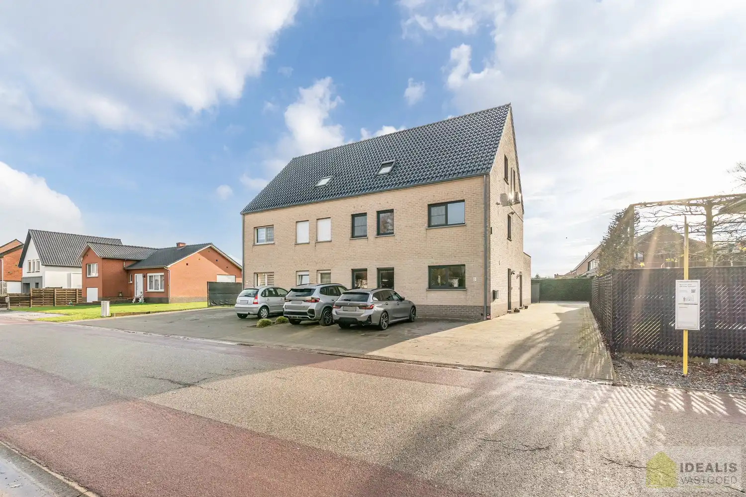 PERFECT ONDERHOUDEN GELIJKVLOERS APPARTEMENT MET MAAR LIEFST 3 SLAAPKAMERS VLAKBIJ HET BRUISENDSE CENTRUM VAN HEUSDEN-ZOLDER foto {{pictureIndex}}