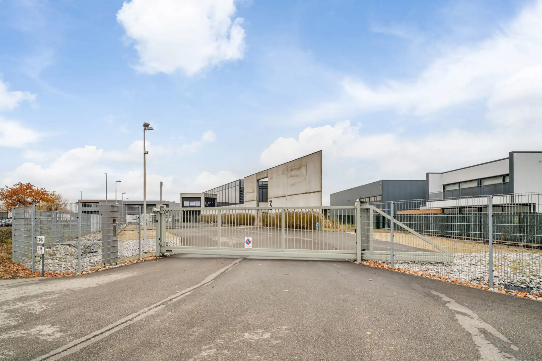 Uitzonderlijk bedrijfsgebouw op Genk-Noord foto 2