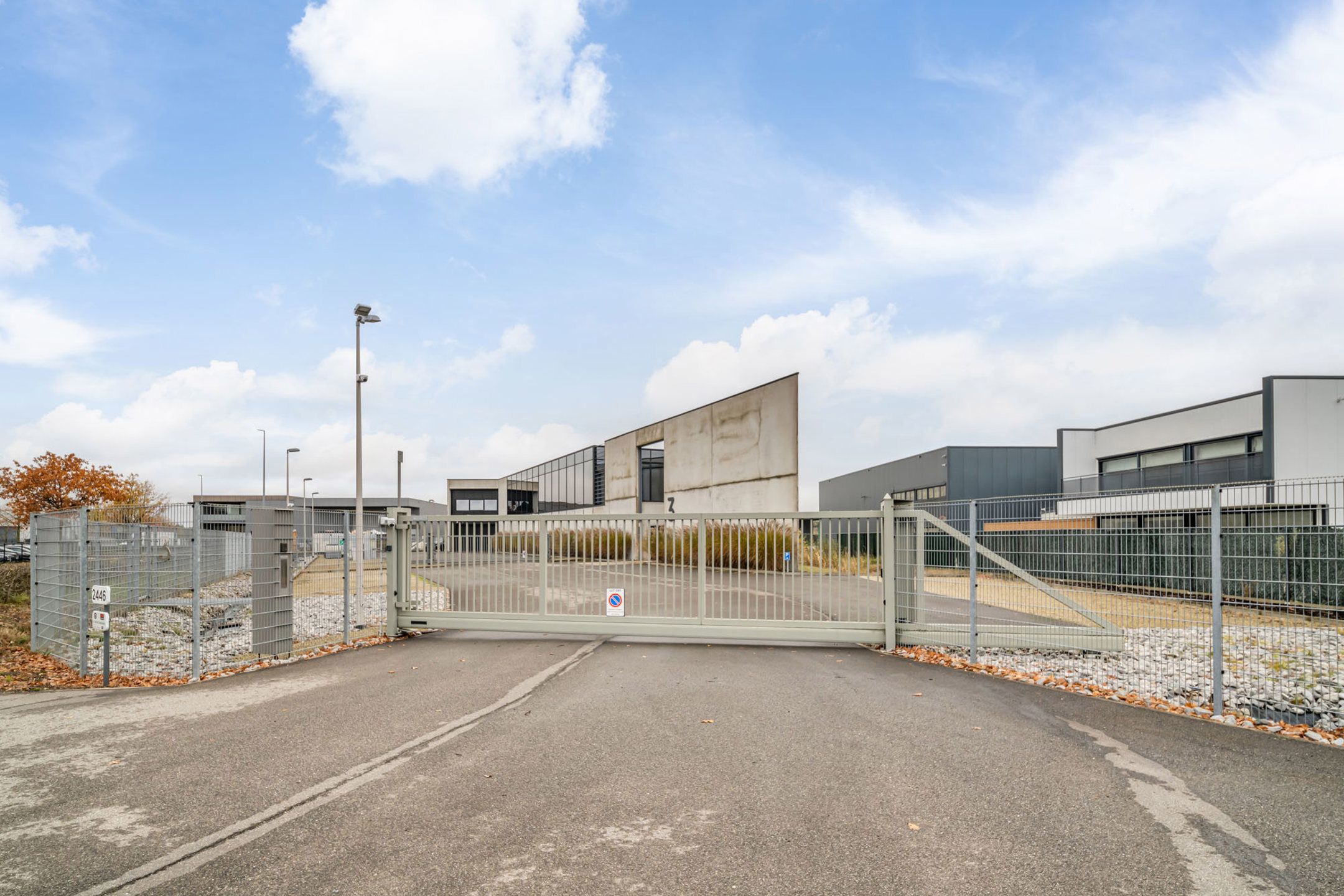 Uitzonderlijk bedrijfsgebouw op Genk-Noord foto 2