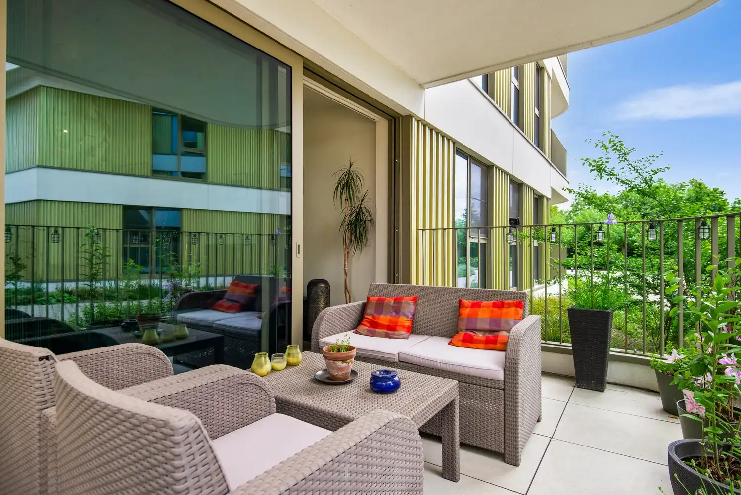 Instapklaar gelijkvloers BEN appartement met ruim terras op toplocatie aan het water in Boom! foto 14