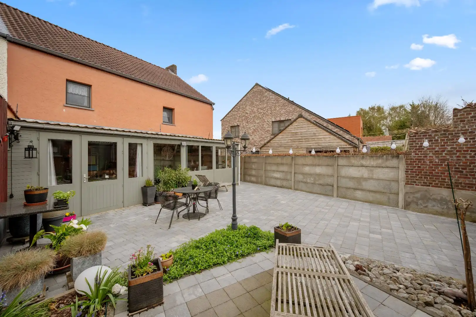 Instapklare rijwoning te Boutersem met tuin en 2 garages foto 2