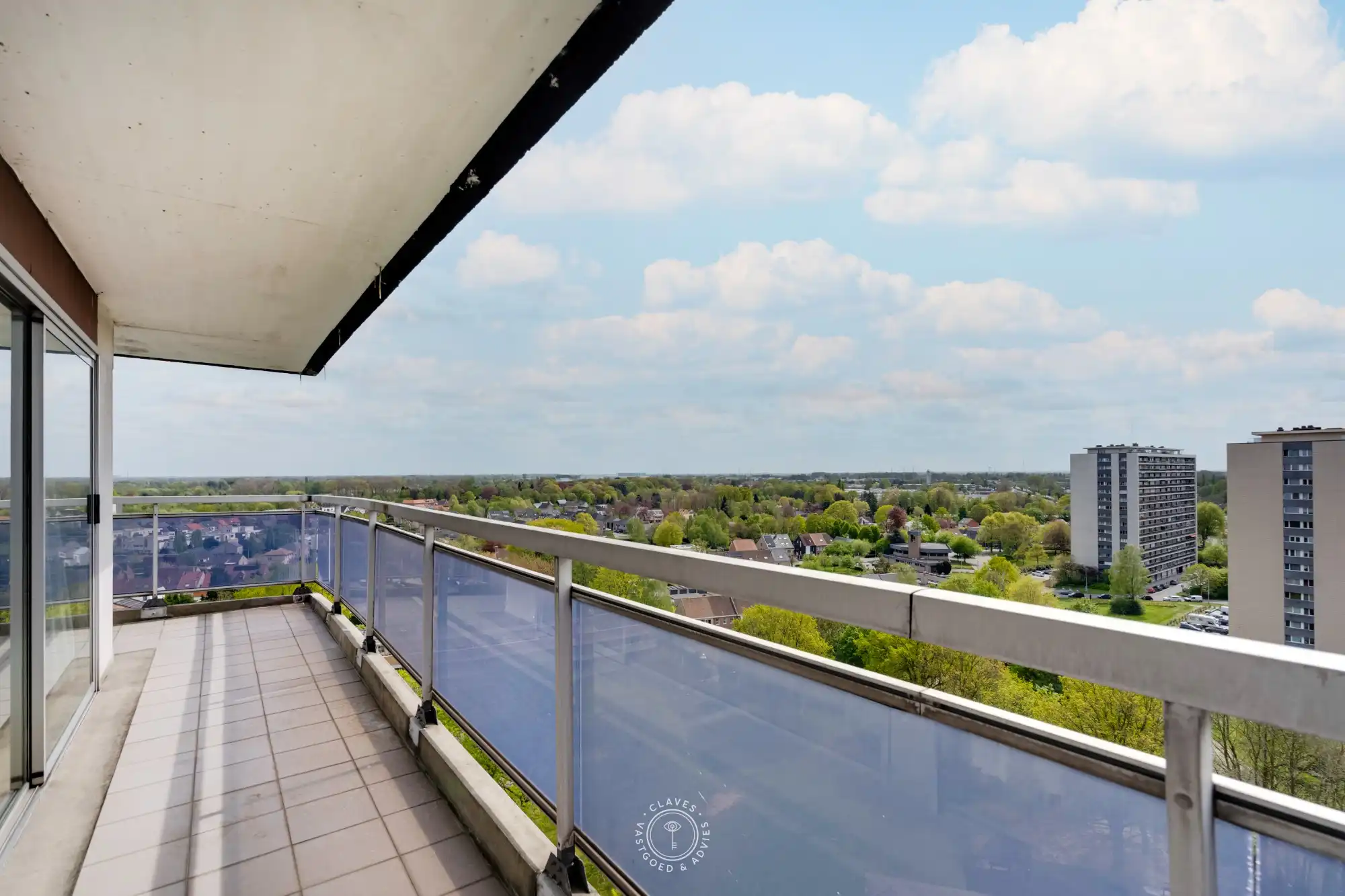 Lichtrijk hoekappartement op de 14de verdieping met panoramisch uitzicht foto 2