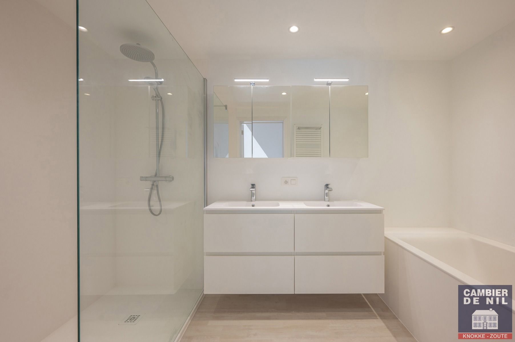 Gerenoveerde, ongemeubelde koppelvilla mmet zuidgerichte tuin - Zoute foto 37