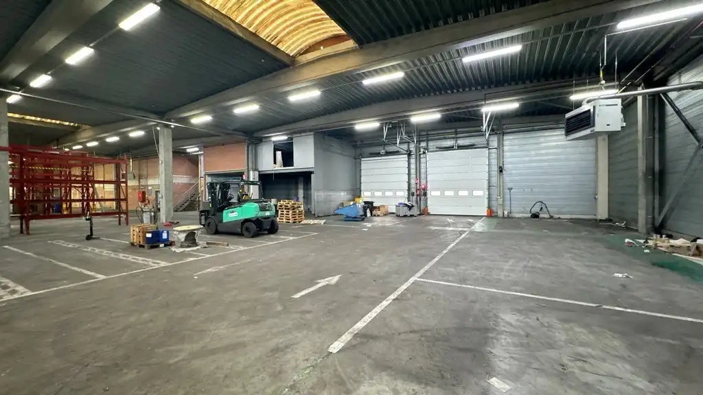 Magazijn met kantoren te huur langs E34 in Beveren foto 4