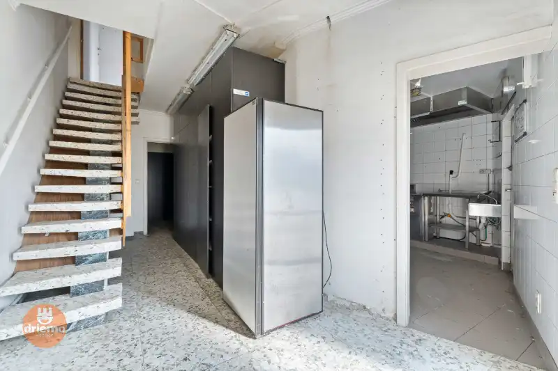 Ruime woning met handelspand foto 15