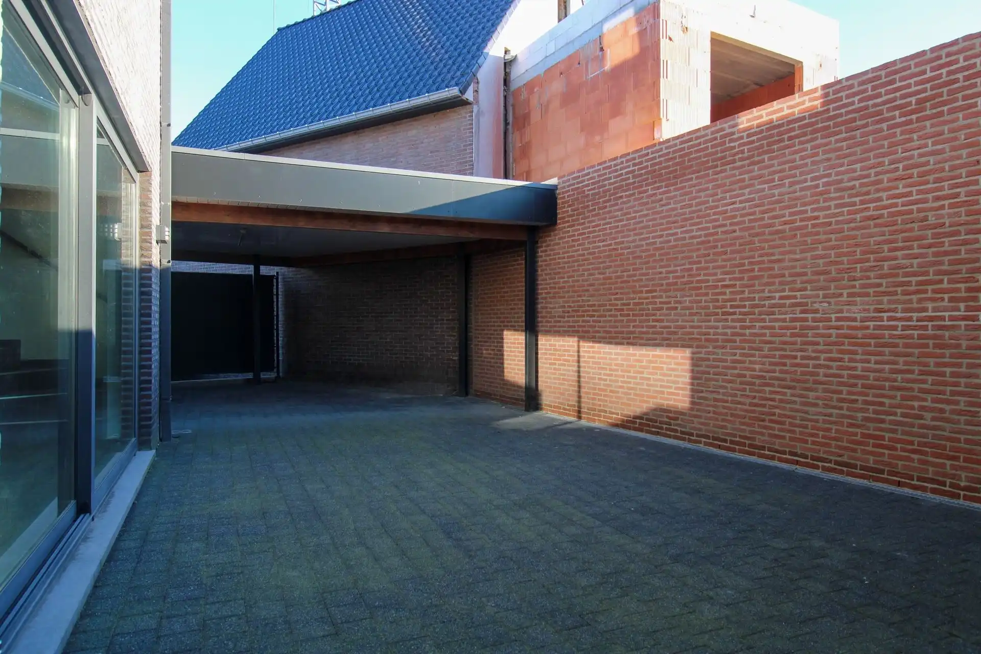 Instapklare gezinswoning met 3 slaapkamers, carport en onderhoudsvriendelijke tuin in het hart van Uikhoven! foto 2