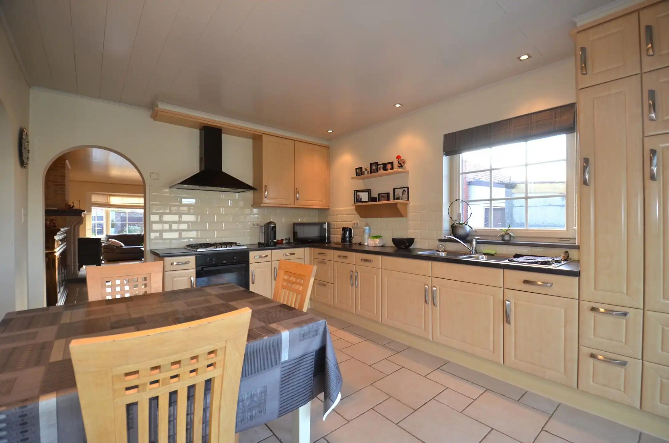 Leuke halfopen bebouwing met drie slaapkamers foto 12