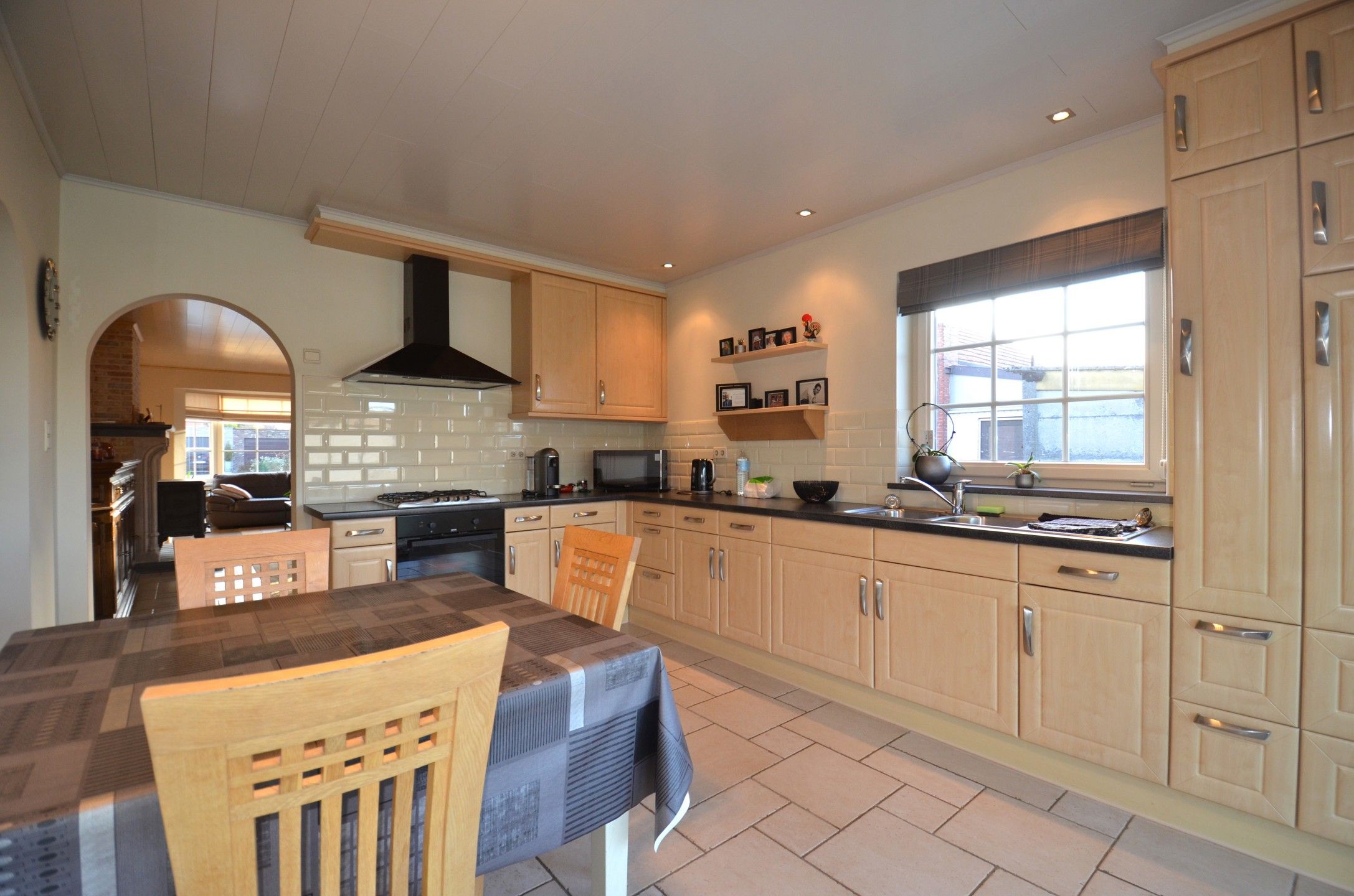 Leuke halfopen bebouwing met drie slaapkamers foto 11