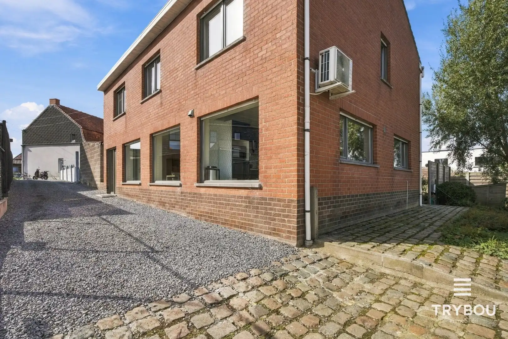 Rustig gelegen, energiezuinige woning met garage op perceel van 554m² foto {{pictureIndex}}