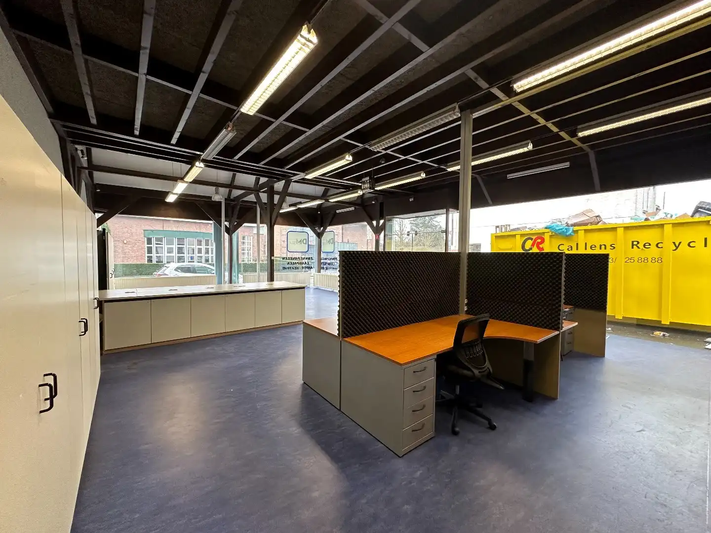 Magazijn met kantoor te huur in centrum Heule. foto 20
