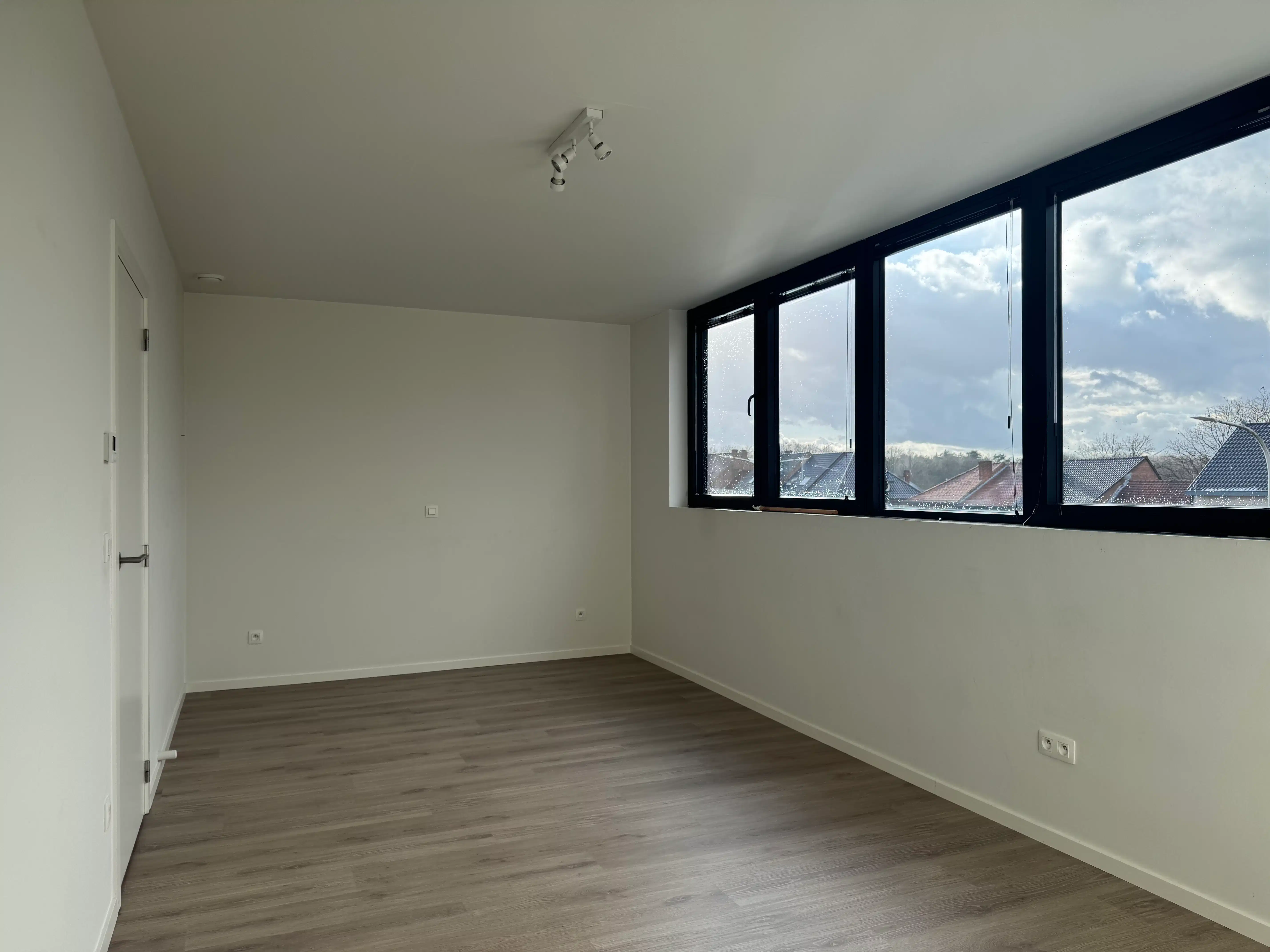 Modern appartement met 1 slaapkamer en een ruim terras foto 9