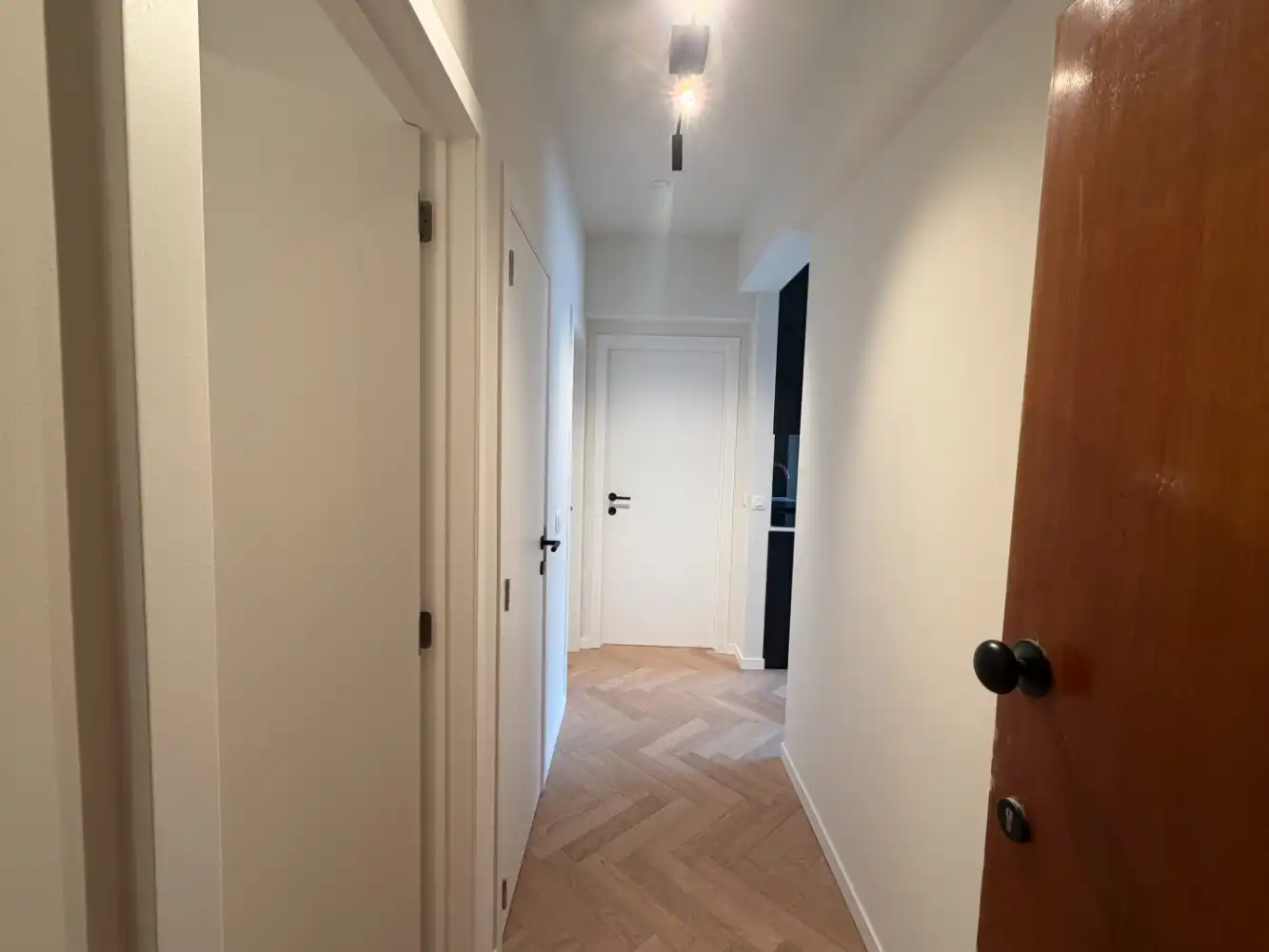 Volledig gerenoveerd appartement met twee slaapkamers. Dit instapklaar appartement wordt gemeubeld verhuurd. foto 5