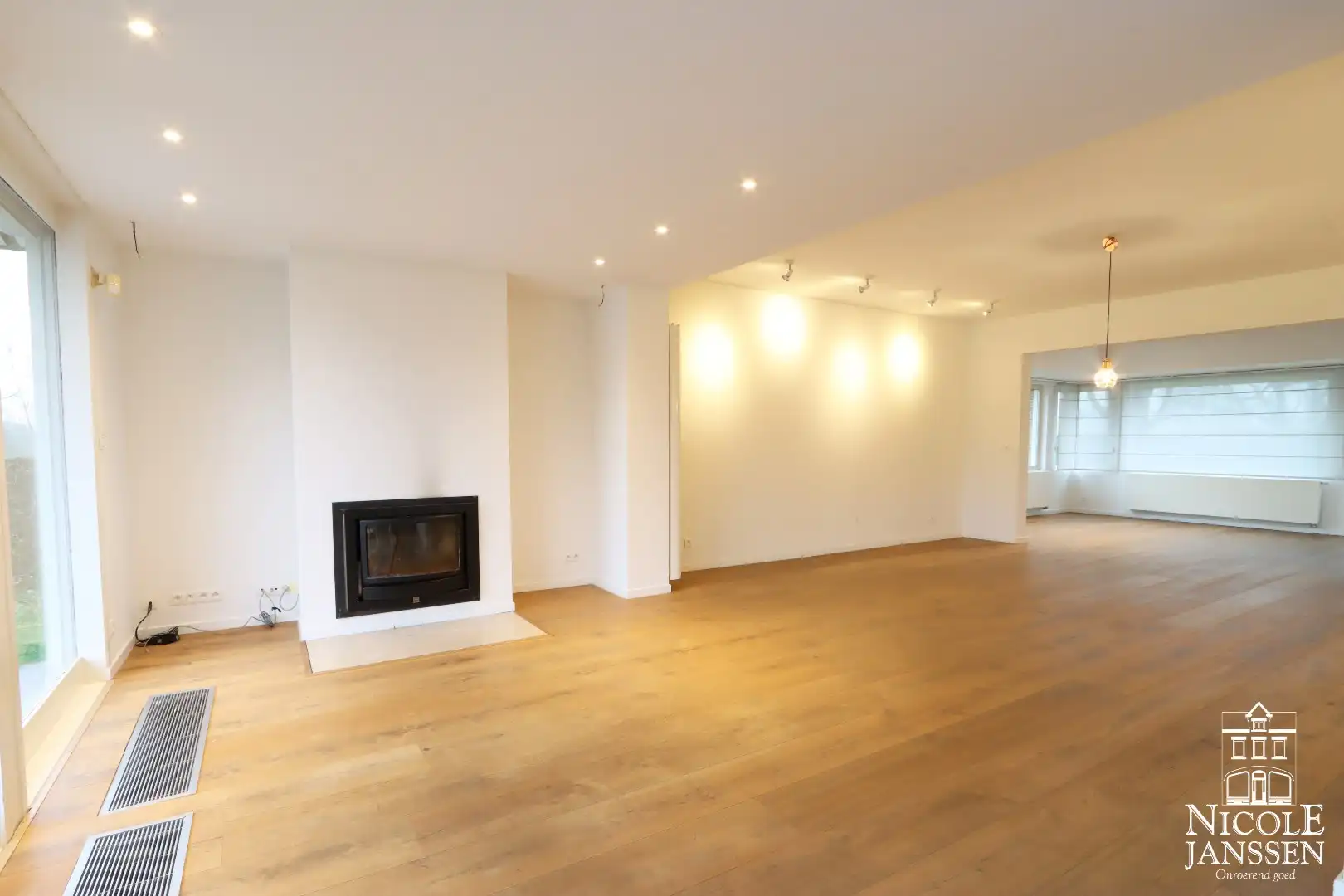 Ruim ingedeeld karakteristiek pand met garage en diepe tuin op een royaal perceel foto 7