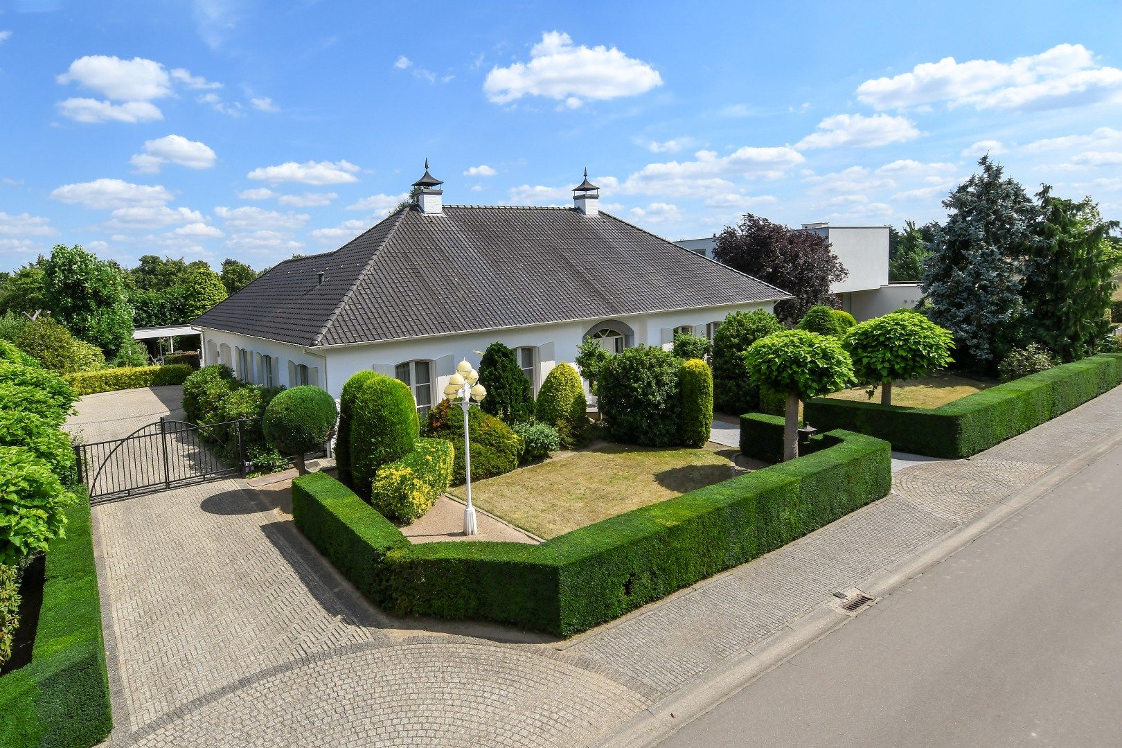 Exclusieve villa met zwembad, poolhouse en royale leefruimtes foto {{pictureIndex}}