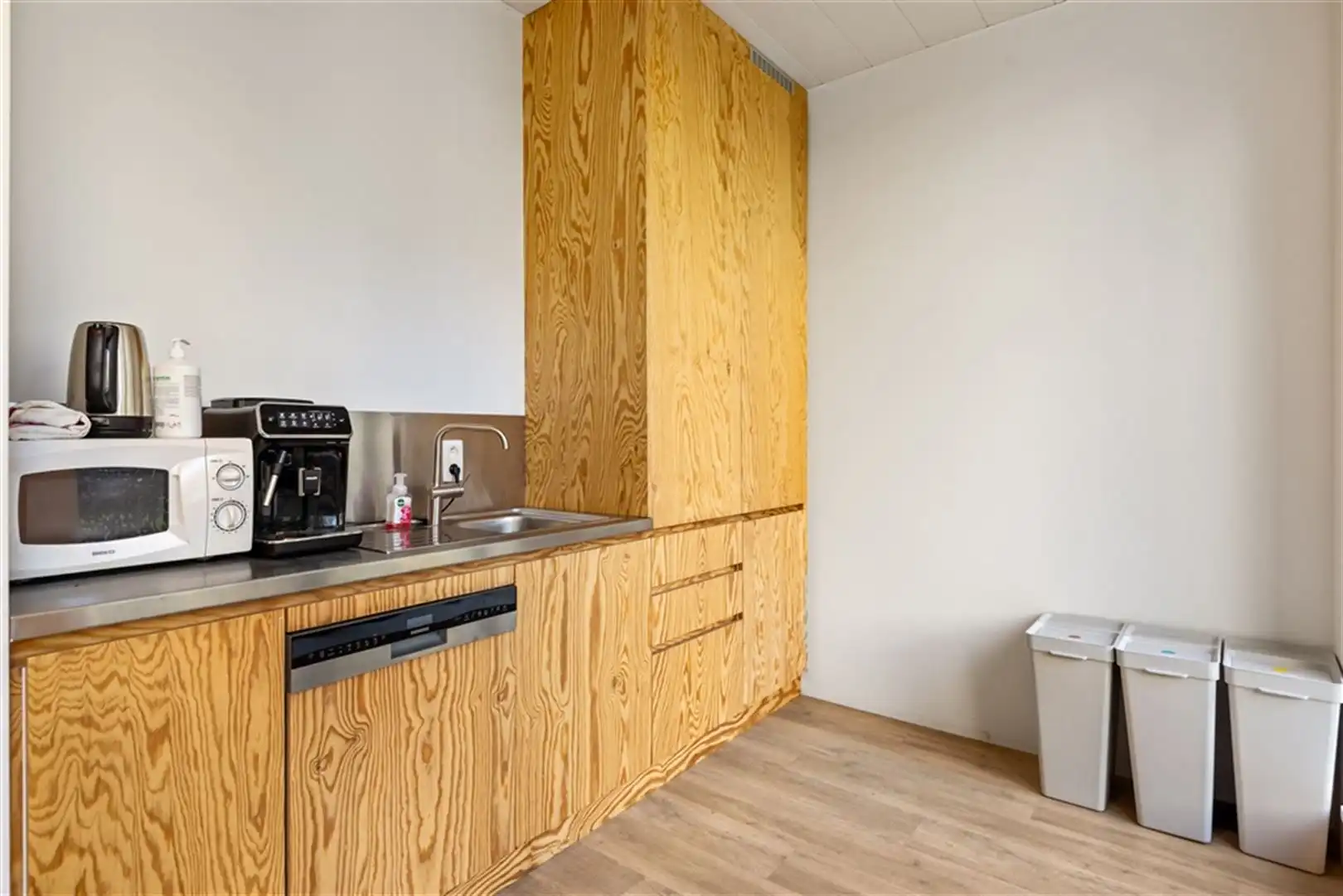 Gelijkvloerse kantoorruimte te koop in de India Natie foto 14