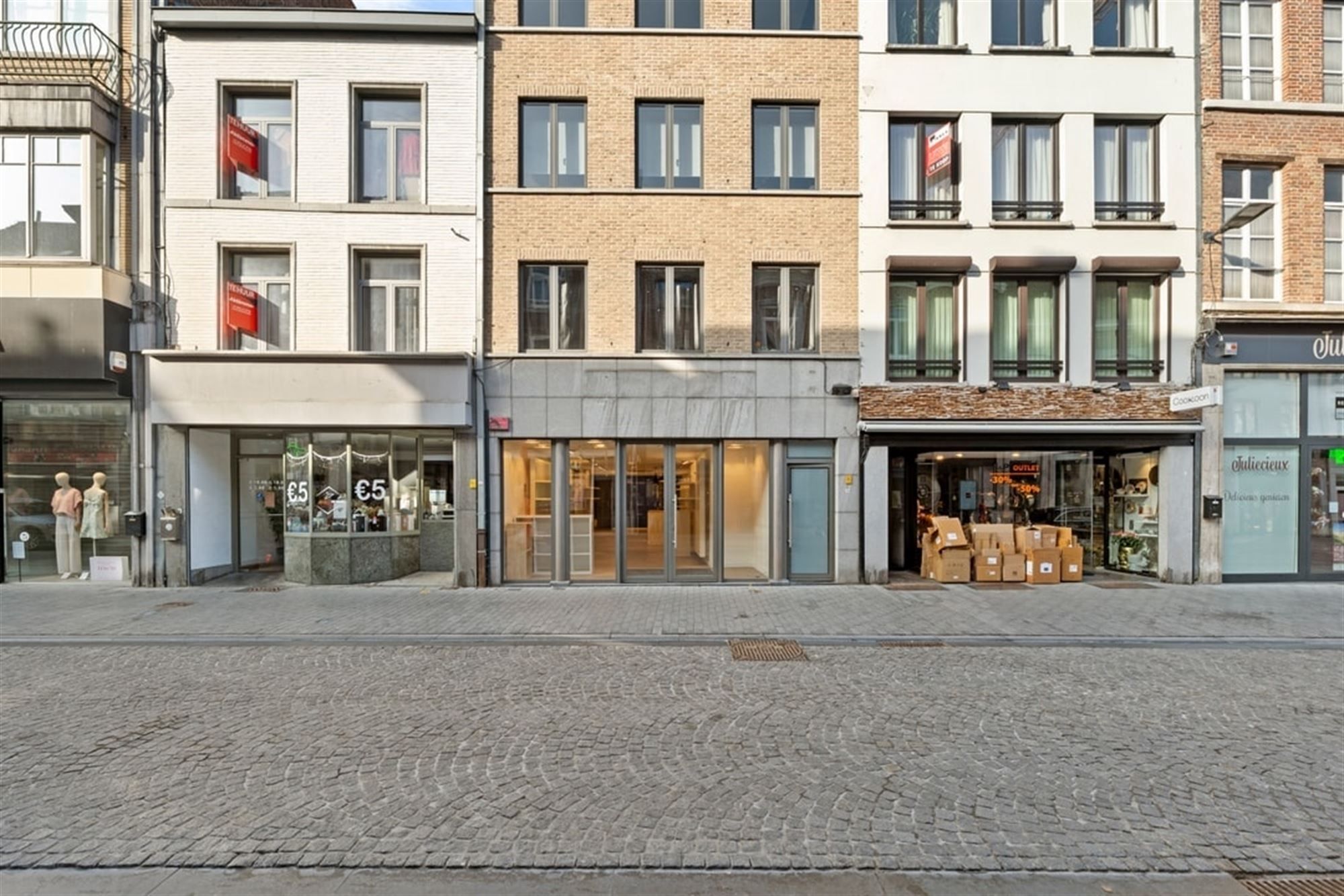 HANDELSRUIMTE TE HUUR MIDDEN IN HET STADSCENTRUM VAN SINT-TRUIDEN  foto 2