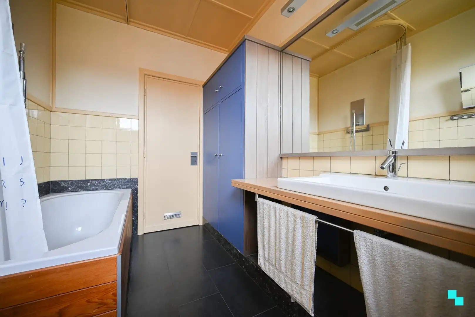 Kleurrijke kubistische burgerwoning in hartje Izegem foto 24