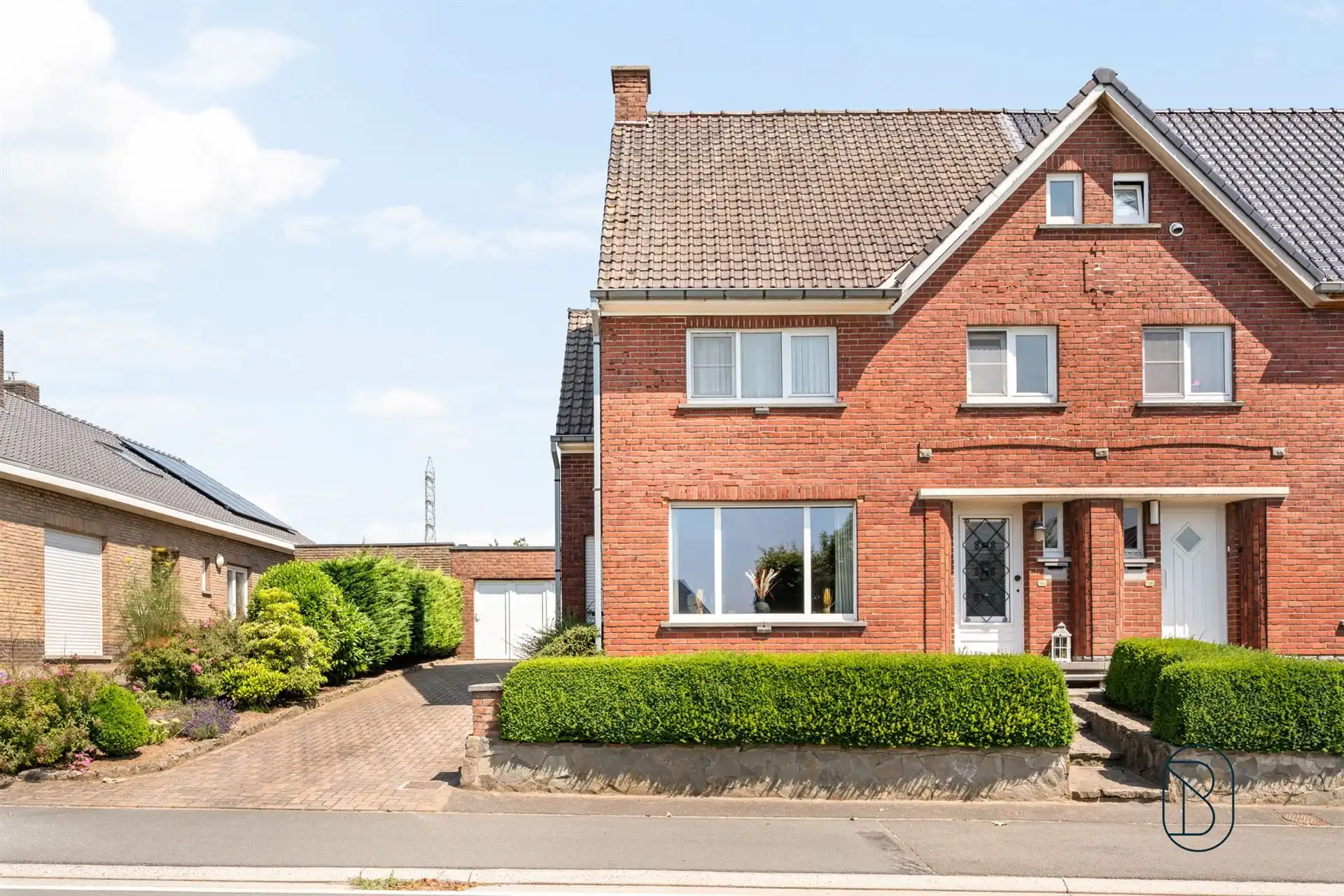 Ruime gezinswoning met garage in landelijke omgeving foto 2