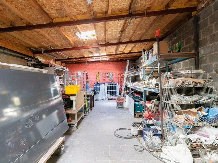 Opbrengsteigendom met ruim magazijn en appartement. foto 7