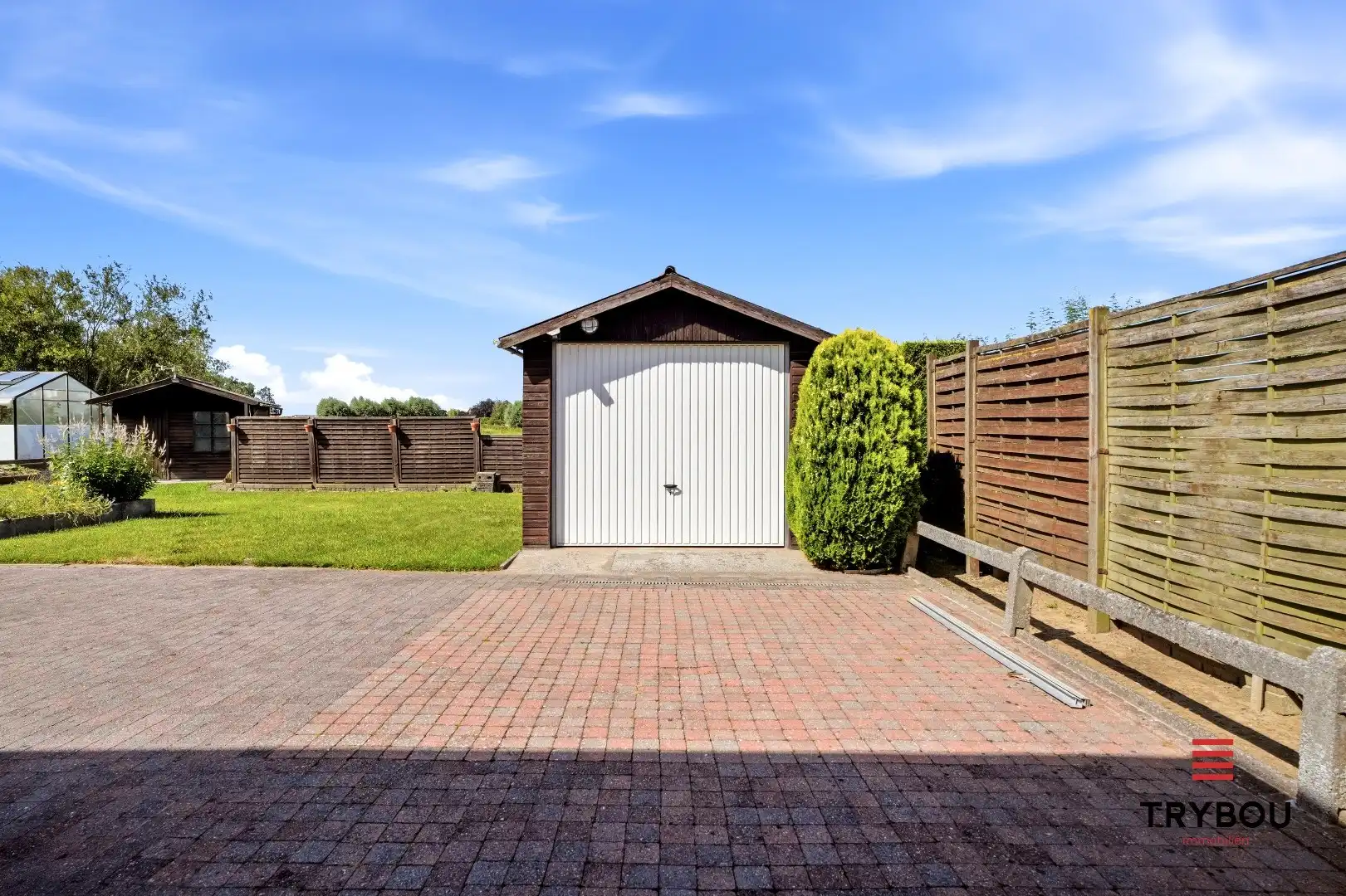 Alleenstaande woning op een ruim perceel met 3 slaapkamers en 2 garages!  foto 20