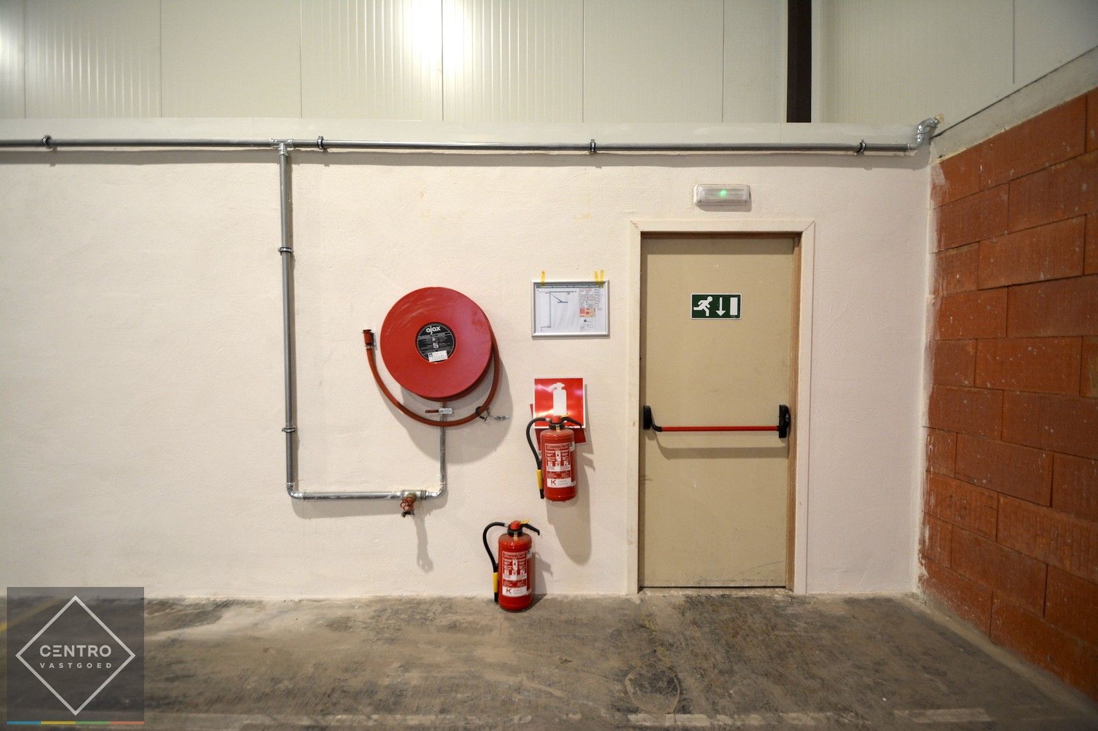 Instapklaar MAGAZIJN (805m²) voorzien van hoge, elektrische sectionaalpoort en vrije hoogte van 6,5m op industriezone "Herdersbrug" te Brugge. foto 6