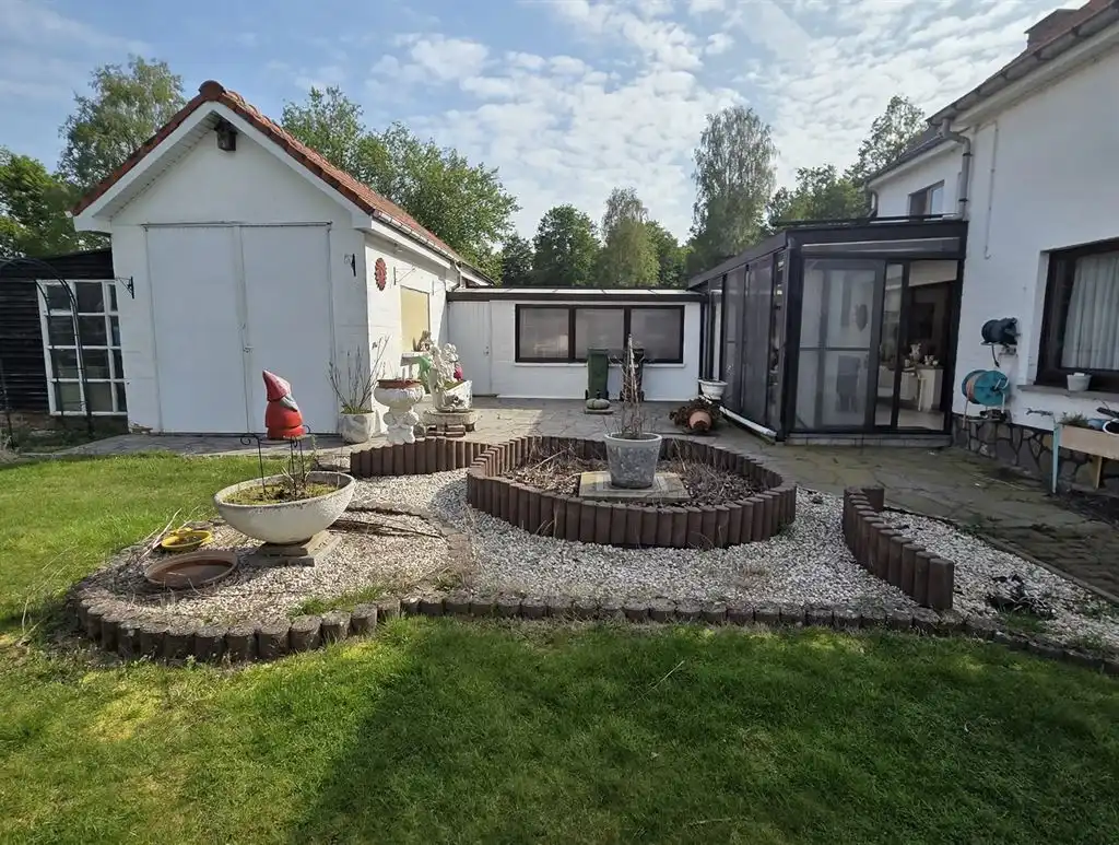 Ruime, op te frissen 3-gevelw met 4 slpks, gar en tuin foto 2