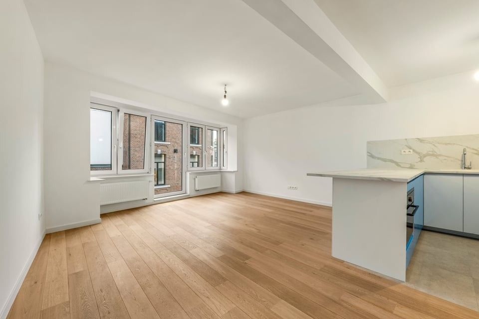 GERENOVEERD APPARTEMENT MET 1 SLK IN HET CENTRUM VAN SINT-TRUIDEN foto {{pictureIndex}}