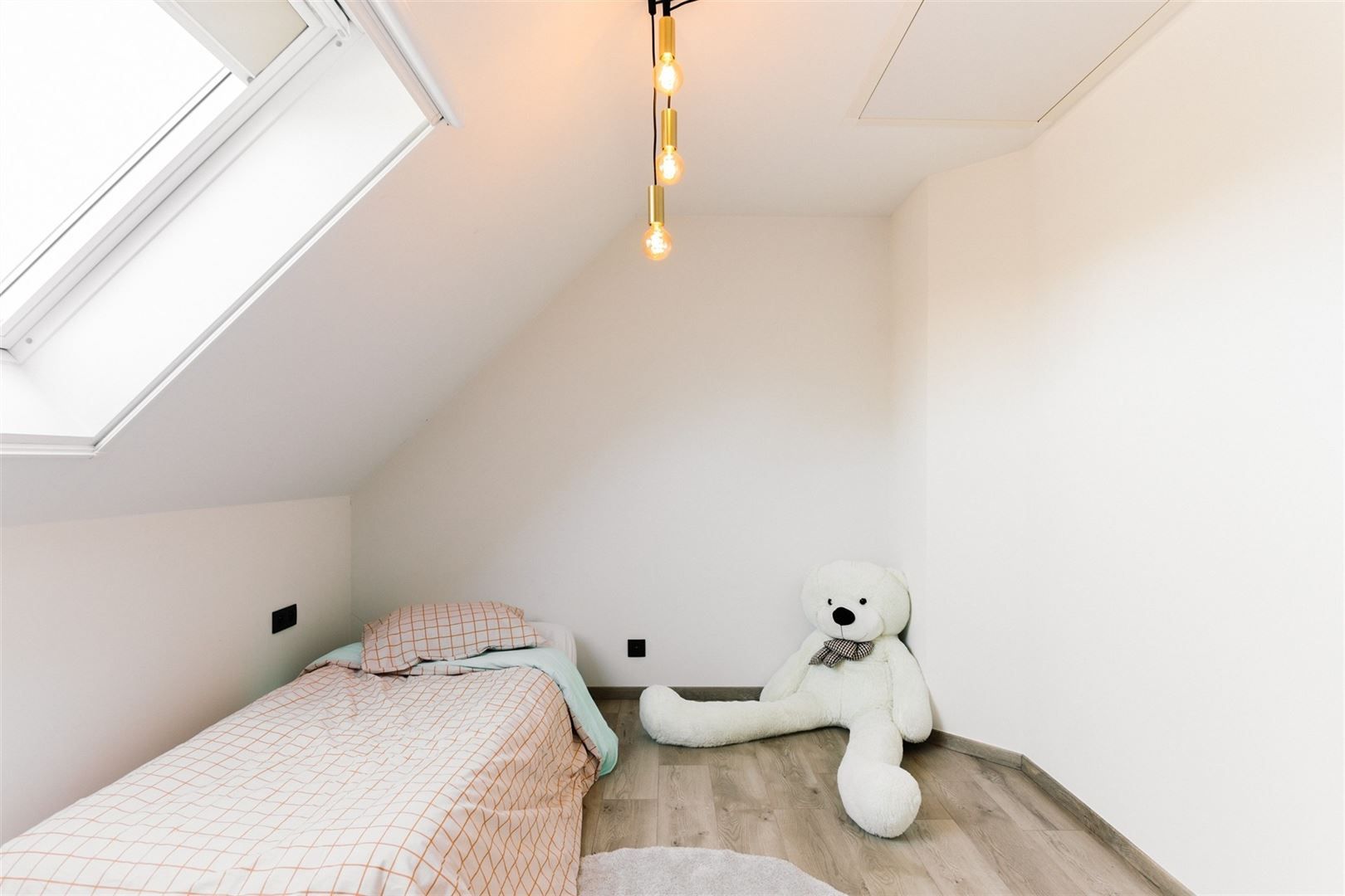 Eigentijdse luxe half open woning in een rustige setting foto 30