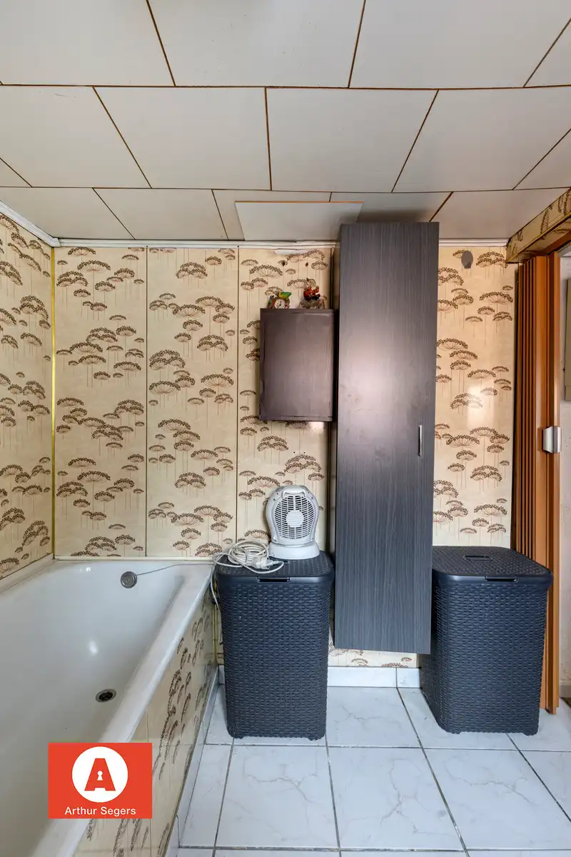 Solide half-open bebouwing met achtergelegen fietswegel. foto 14