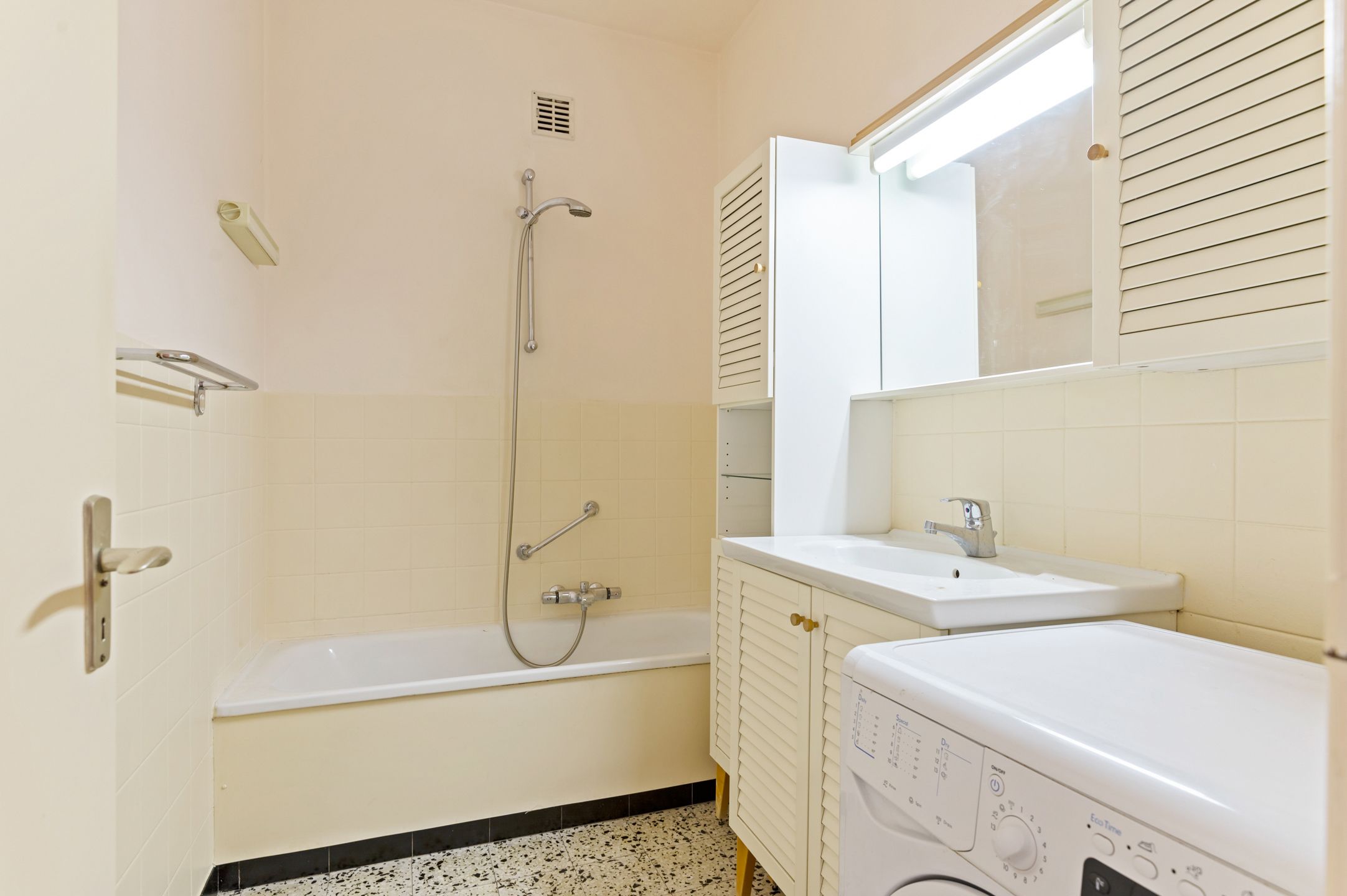 OP TE FRISSEN APPARTEMENT MET 2 SLAAPKAMERS EN TERRAS  foto 18