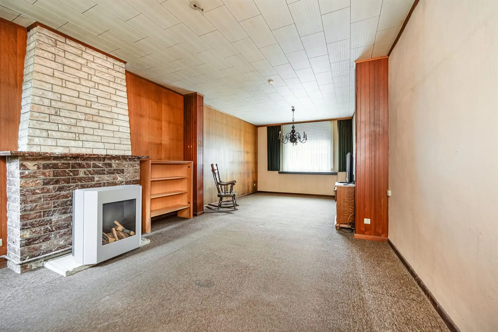 Te renoveren woning met garage, oprit en tuin foto 3
