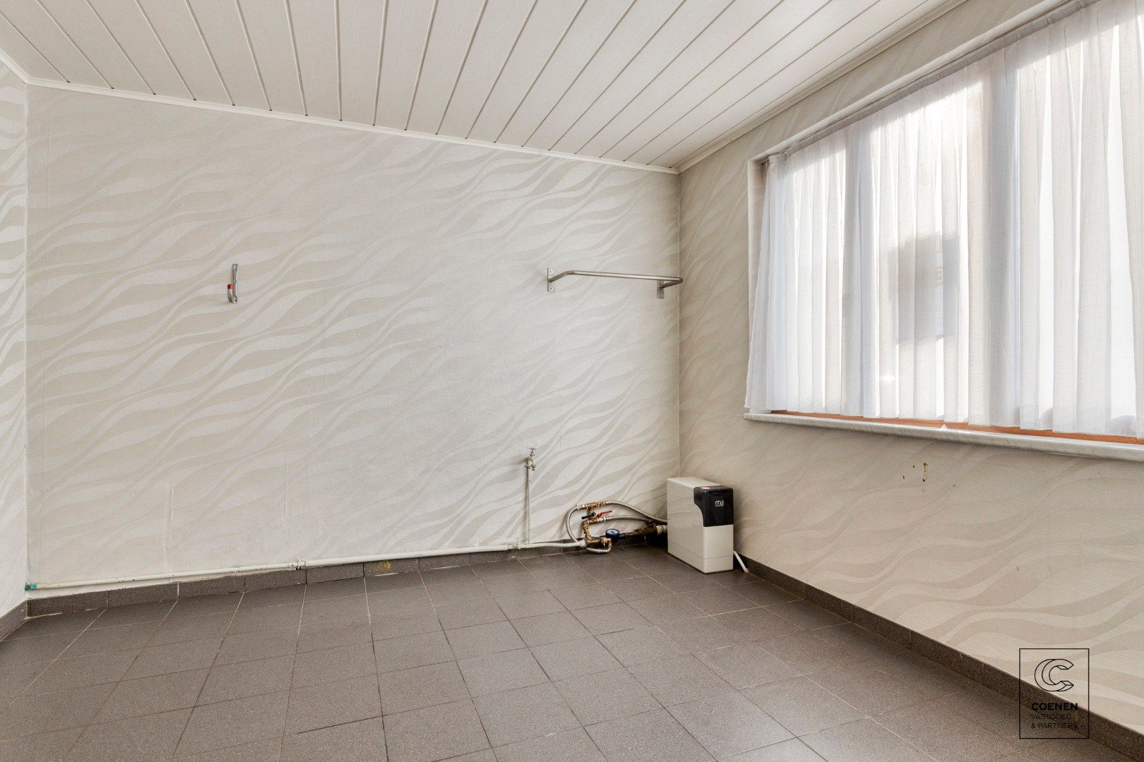 Te renoveren woning van 162 m² met 4 slaapkamers te Ekeren! foto 3