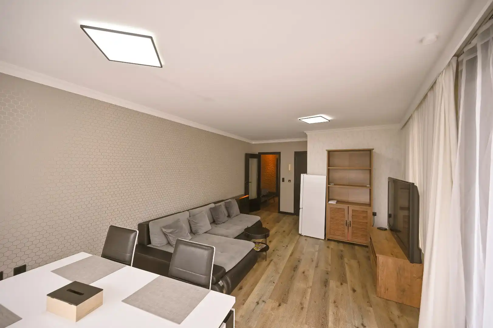 KNAP GELIJKVLOERS APPARTEMENT OP TOPLIGGING foto 3