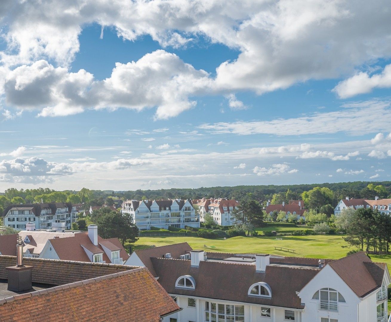 Uitzonderlijke nieuwbouw duplex-appartement op een toplocatie met zijdelings zeezicht. foto 1